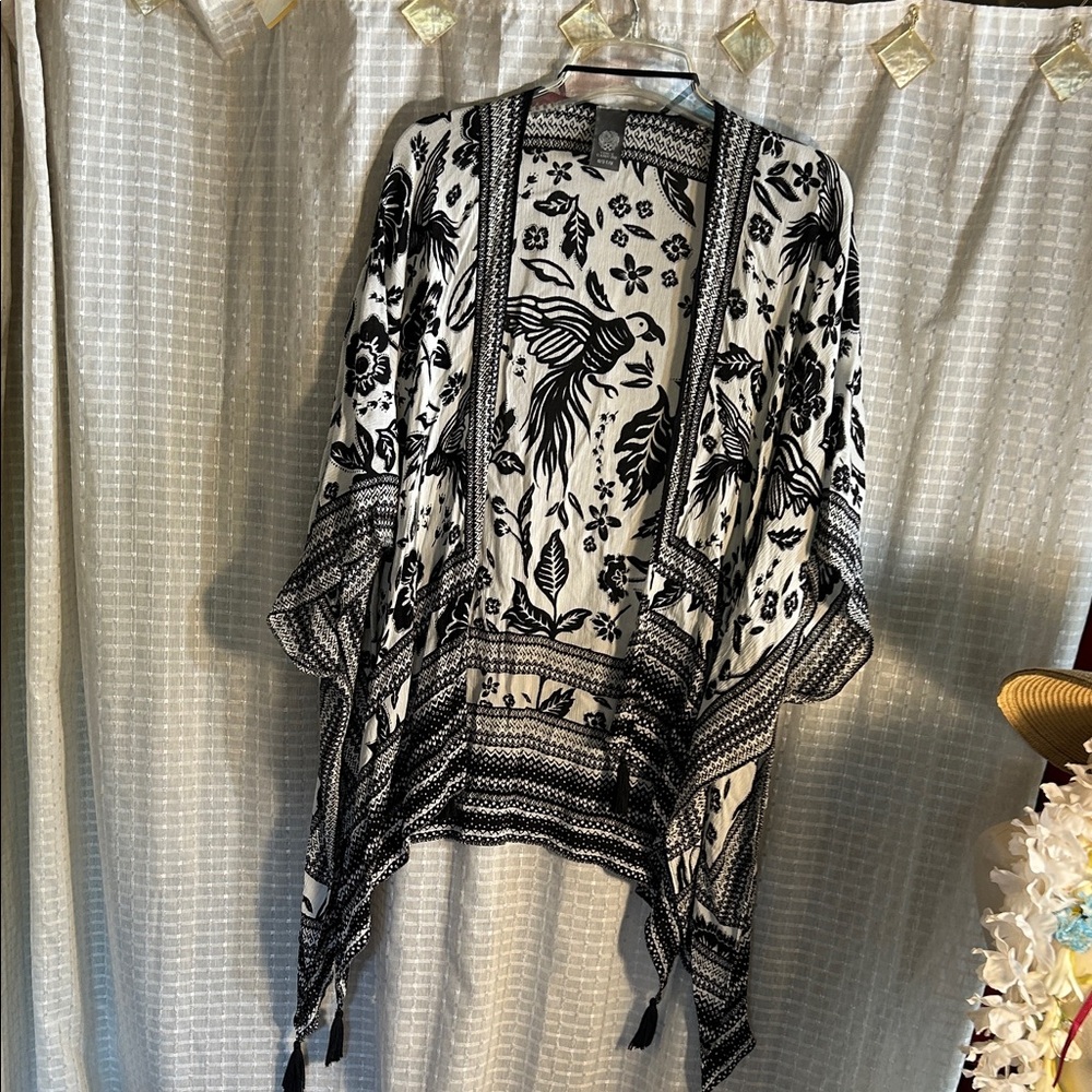 Vince Camuto Black and White Patterned shall parrot